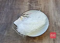 Illustration of how to make glutinous rice vermicelli radish soup 4