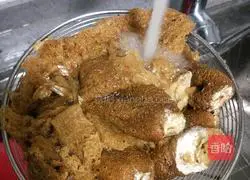 Illustration of how to make enoki mushroom and bamboo fungus soup 2