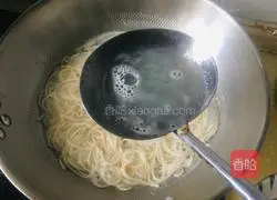 Illustration of how to make spicy beef noodles 4