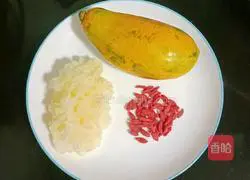 Illustration of how to make papaya and tremella soup 1