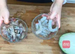 Illustration of how to make shrimp and winter melon soup 1