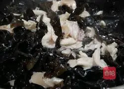 Illustration of how to make fried meat with black fungus 3