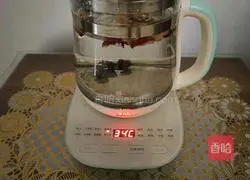 Illustration of how to make red date and black plum tea 5