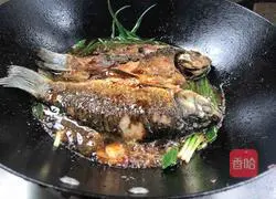 Grill the green onions Illustration of how to cook crucian carp 12