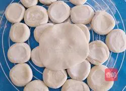 Illustration of how to make leek, shrimp and fresh meat dumplings 7