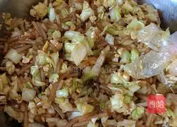 Illustration of making steamed buns stuffed with cabbage, egg vermicelli and vermicelli 16