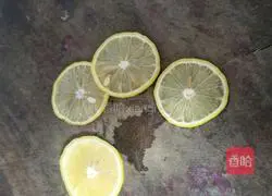 Illustration of how to make lemon iced Pu'er tea 9