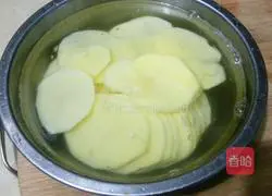 Illustration of how to make homemade snack potato chips 3