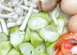 Illustration of how to make loofah soup to make your eyebrows fall off 1