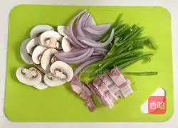 Illustration of how to make bacon and green pepper pasta 2