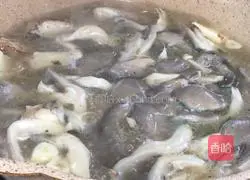 Illustration of how to make oyster mushroom, tofu and fish soup 11