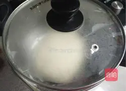 Illustration of how to make carrot, egg, vermicelli and fungus stuffed dumplings 4