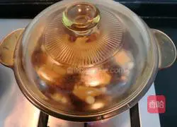 Illustration of making lotus seed, peach gum and sweet potato soup 11