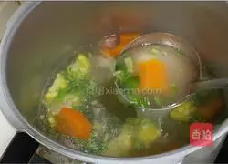 Illustration of how to make carrot, corn and ribs soup 8