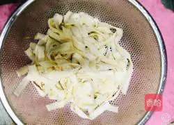 Beijing green onion Illustration of how to make stir-fried dace fish (canned) noodles 2