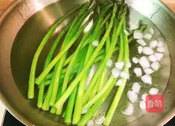 Illustration of how to make asparagus with oil 9
