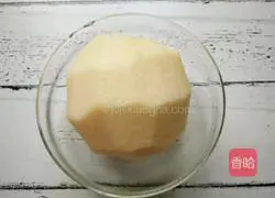 Illustration of how to make sea coconut, apple and lily sweet soup 3