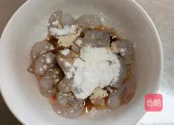 Illustration of how to make shrimp and tofu soup in golden soup 2