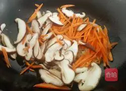 Illustration of making spicy and sour mushroom and tofu soup 2