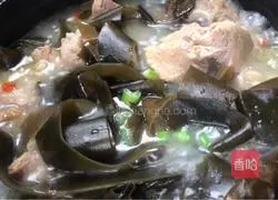 Illustration of how to make wolfberry and kelp soup 9