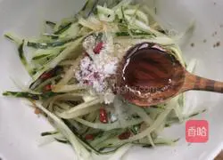 Illustration of how to make cold wolfberry and cucumber 9