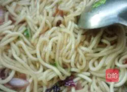 Illustration of how to make fried QQ noodles 11