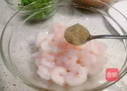 Illustration of how to make shrimp and meat wontons 2