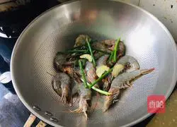 Illustration of how to make waterless boiled shrimp 1