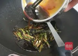 Illustration of how to make noodles with scallion oil 8