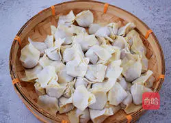 Illustration of how to make shrimp and pork wontons 13