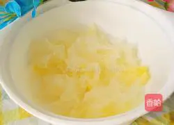 Illustration of how to make barley, red dates and white fungus soup 6