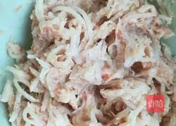 Illustration of how to make white radish meat pie 4