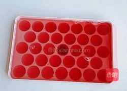 Illustration of how to make cranberry drink with horseshoe popping beads 1