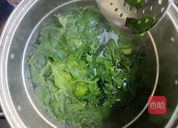 Illustration of how to make wolfberry leaf fish paste soup 3