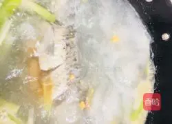 Simple and convenient crucian carp soup recipe 3