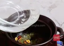 Illustration of how to make white fungus and apple soup 6