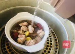 Illustration of how to make tea tree mushroom duck soup 4