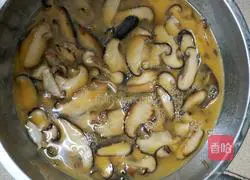 Illustration of how to make fried eggs with mushrooms 3