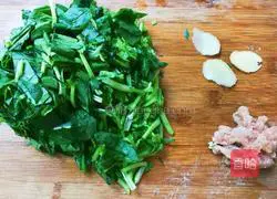 Illustration of how to make vegetable oil and shredded pork and spinach soup 1