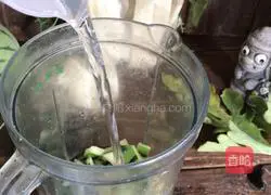 Illustration of how to make watermelon rind rock sugar water 8