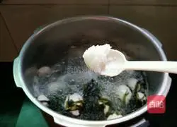 Illustration of how to make seaweed and white meatball soup 6
