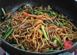 Illustration of how to make stir-fried noodles with garlic moss and shredded pork 9