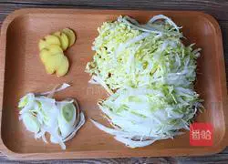 Illustration of how to make cabbage and egg noodle soup 2