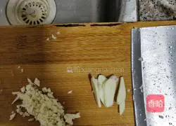 Illustration of Laoganma's soy sauce noodles recipe 1