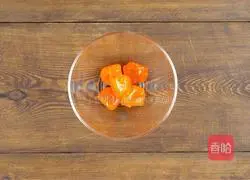 Illustration of how to make dumpling wrapper and salted egg yolk siomai 2