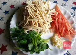 Illustration of how to make sesame paste mixed with tofu skin 2