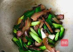 Illustration of how to stir-fry pork face with green garlic 7