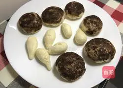 Illustration of how to make mushroom and bean paste buns 11