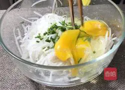 Illustration of how to make shredded radish cake 3