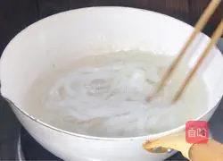 Illustration of how to make beef rib soup and rice noodles 13